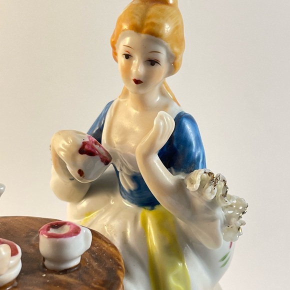 Handpainted Seated Victorian Figures Porcelain Ceramic - Picture 11 of 13